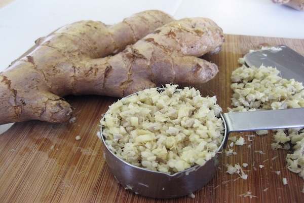 Le gingembre chauffé enlève les douleurs du dos et de la taille