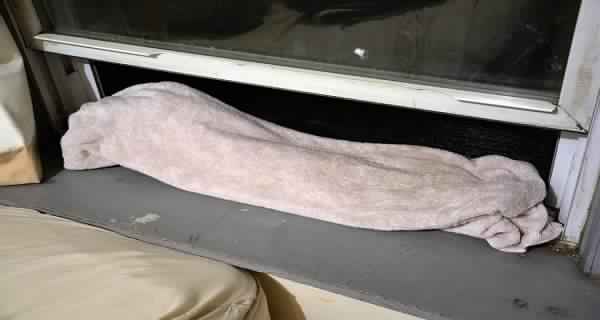 Pourquoi certains mettent une serviette humide à leur fenêtre chaque soir