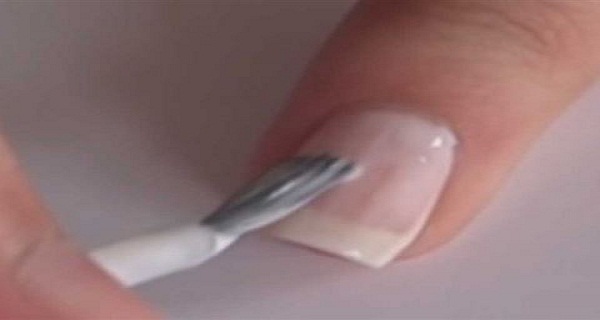 Elle peint ses ongles avec de la colle blanche. Ce qu’elle fait ensuite est super astucieux