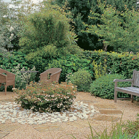 Dissimuler la clôture d'un jardin<br />F. Marre - Rustica - Le Bois Pinard