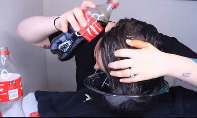 Elle Verse 2 Bouteilles De Coca-Cola Sur Ses Cheveux…