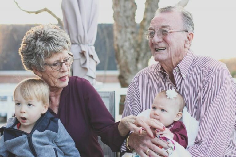 Les grands-parents qui gardent leurs petits-enfants seraient moins à risque de souffrir de démence et d’Alzheimer