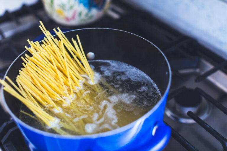 Ne jetez plus l’eau de cuisson des pâtes : 7 astuces pratiques et surprenantes !