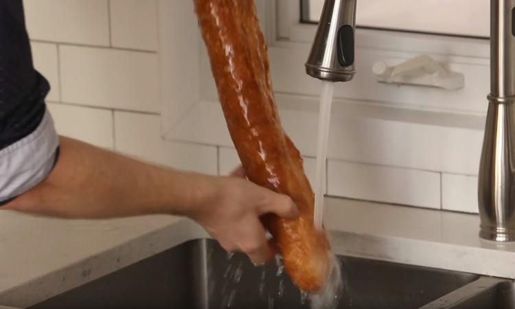 Il passe sa baguette de pain sous l’eau et son astuce a vite fait le tour du web