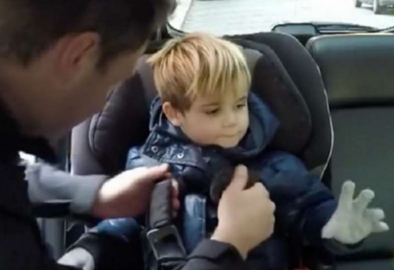 Pourquoi attacher votre enfant avec son manteau d’hiver peut être dangereux en voiture
