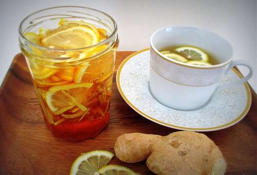 Eau tiède citronnée, gingembre et curcuma : l’infusion bien-être idéale pour l’hiver