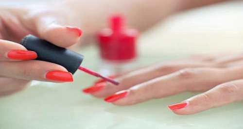 Découvrez la réaction de votre corps 10 heures après avoir appliqué un vernis à ongles
