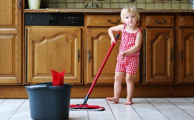 Il faut apprendre aux enfants à vous aider à la maison ! Ce qu’il doit faire selon son âge: