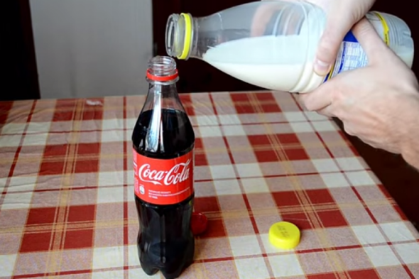 Le mélange étonnant de Coca-Cola et de lait : une expérience fascinante !