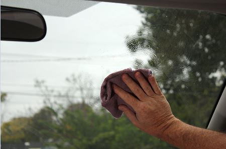 La meilleure façon de nettoyer l’intérieur du pare-brise de votre voiture