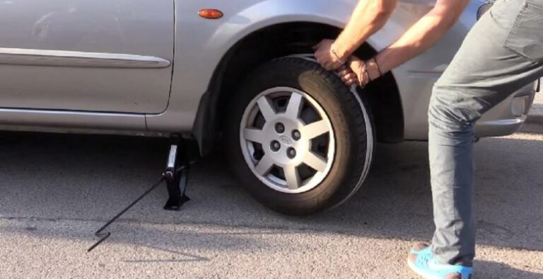 Il enroule une corde sur la roue avant de sa voiture! Une astuce que l’on devrait tous connaitre!