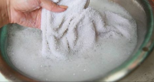 Les dangers méconnus des assouplissants : Ce que vous devez savoir sur les produits chimiques nocifs présents dans votre linge quotidien
