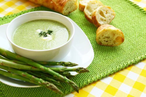 Soupe délicieuse pour brûler des graisses