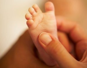 Appuyez sur ces points sur les pieds de votre bébé pour arrêter ses larmes