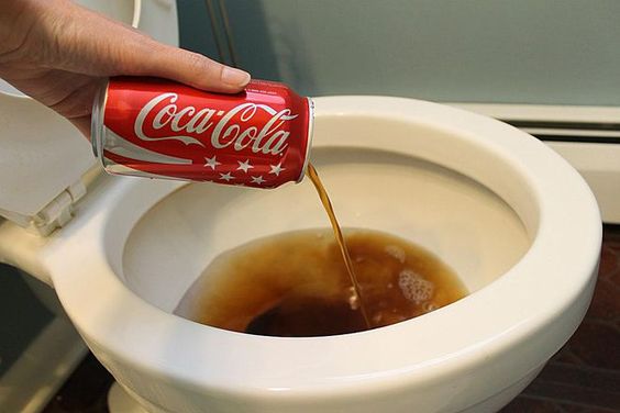 Elle met un demi litre de coca dans les WC: regardez ce qu’il se passe