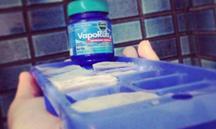 De l’eau et du Vicks VapoRub dans un moule à glaçons! Une astuce si efficace, vous ne pourrez plus vous passer!