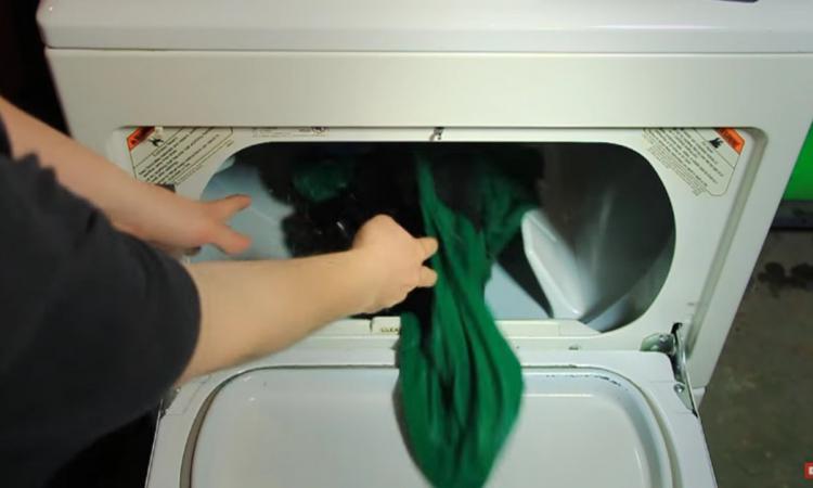 Comment une serviette peut parfois aider à sécher le linge plus rapidement
