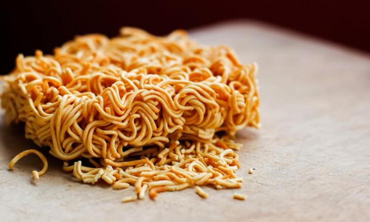 – Si vous avez des ramen (nouilles instantanées) à la maison, jetez-les sur le champ!