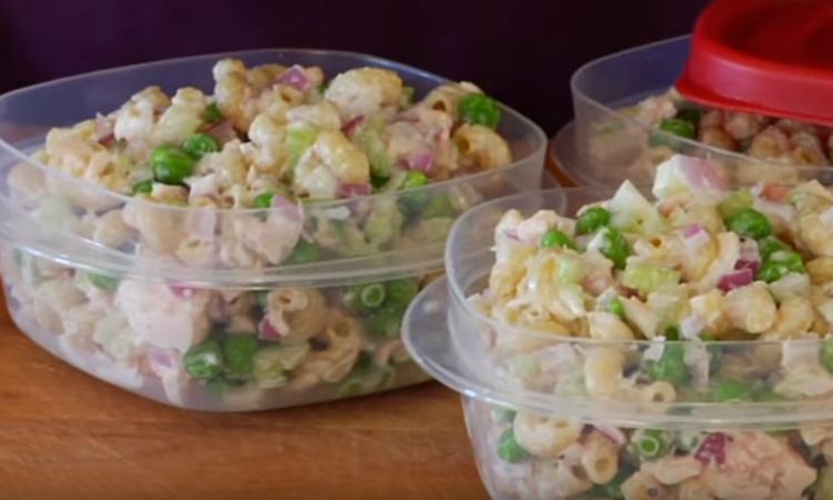 Amateurs de thon, à vos assiettes! Cette salade de pâtes santé est presque TROP bonne pour exister!