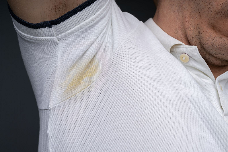 Comment enlever les taches jaunes de transpiration sous les bras ?