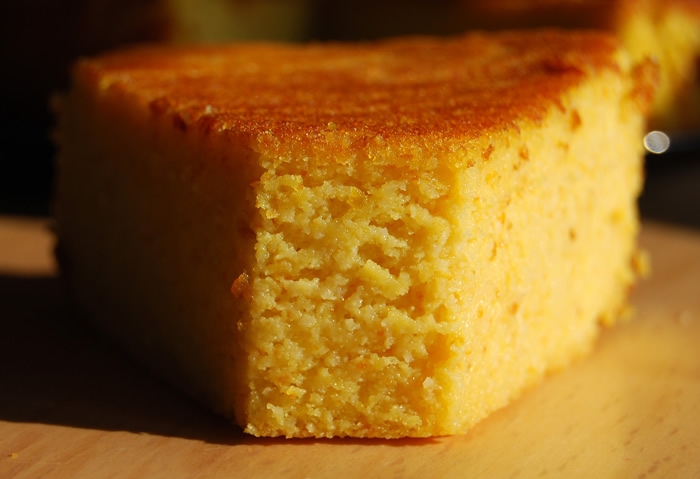 Un gâteau très fondant, sans beurre, à la texture humide et parfumé à l’orange!