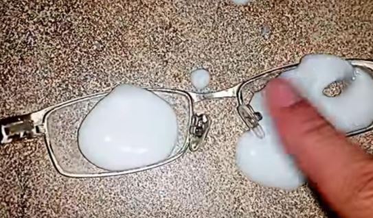 3 astuces vous permettront de rendre vos verres de lunettes égratignées comme neufs