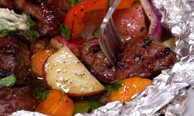 Une papillote de boeuf au beurre à l’ail et aux herbes sur le barbecue est fantastique !