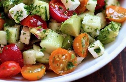 Cette délicieuse salade dégonfle le ventre et nettoie l’organisme (recette)