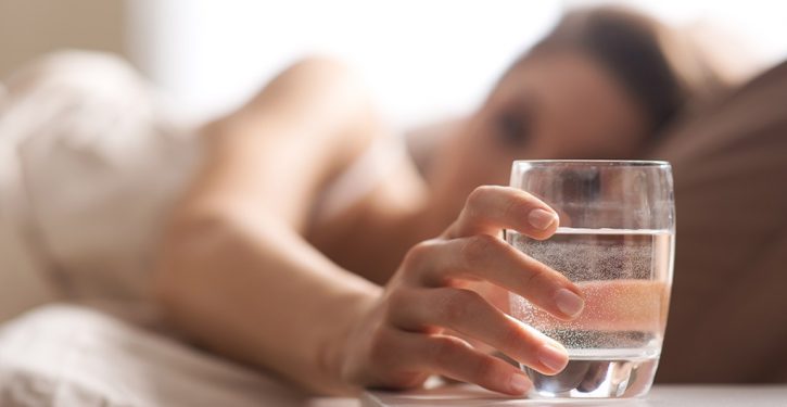 Ne laissez plus un verre d’eau à côté de votre lit quand vous dormez