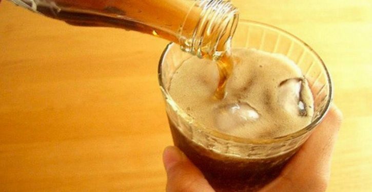 Un pompier démontre pourquoi avoir un coca au réfrigérateur est essentiel