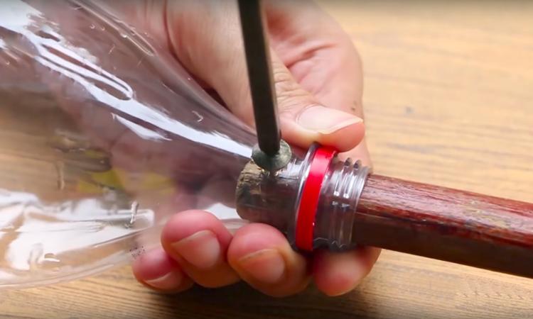 En vissant un manche à balai dans une bouteille de plastique, il se facilite la vie  !!
