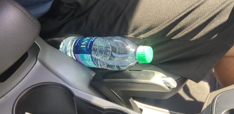 Des pompiers lancent une alerte pour qu’on arrête de laisser des bouteilles d’eau dans nos voiture