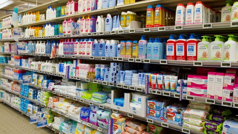 L’UFC-Que Choisir met en garde contre 1 000 produits cosmétiques, dont 23 « hors la loi »
