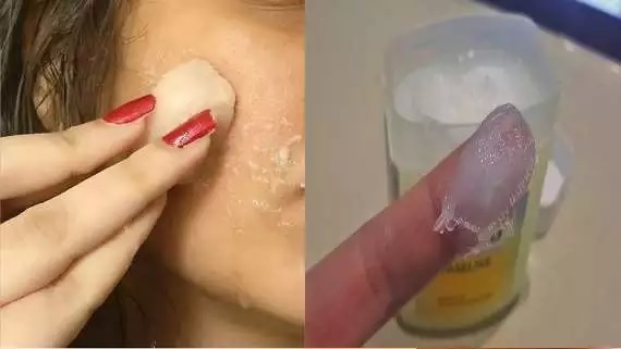 Révélez votre éclat naturel avec ce gommage visage maison : adieu ridules, tâches et cicatrices !