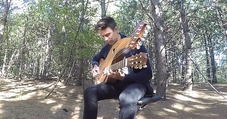 Une interprétation unique de ‘The Sound of Silence’, jouée sur une guitare à 18 cordes, émerveille le public et vous promet un moment merveilleux