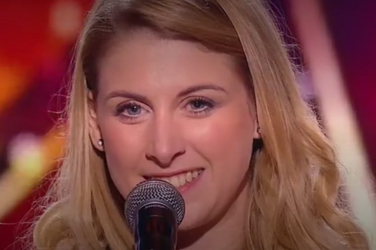  La jeune femme décide de chanter un texte cru et bourré d’humour qui fait exploser de rire toute la salle