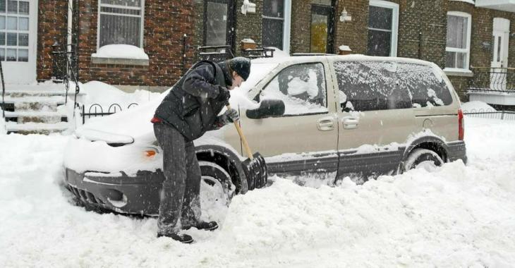 Une mère et ses deux enfants meurent dans leur voiture pendant que le père la déneige