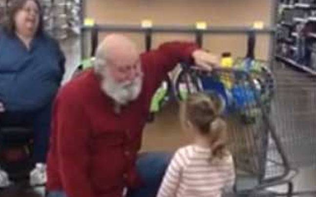 Une fillette pense reconnaître le Père Noël au supermarché, cet homme joue alors parfaitement le jeu