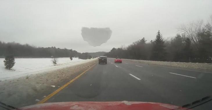 Un conducteur ne nettoie pas la glace du toit de son véhicule et il prend l’autoroute. Les conséquences auraient pu être majeures
