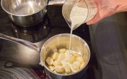 Le lait et l’ail, une aide naturelle contre les maux de dos et les sciatiques et de nombreuses autres maladies!