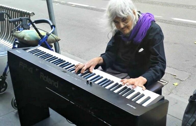 Une Vieille Dame S’Installe Dans La Rue… Quand Vous Découvrirez Ce Qu’elle Fait, Vous Resterez Sans Voix!!