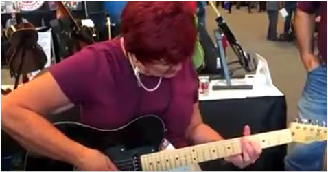  La grand-mère ne sait pas qu’elle est filmée pendant qu’elle joue de la guitare et se lâche totalement