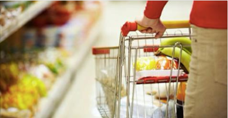 Une étrangère observe une fille et sa mère dans le magasin puis lui chuchote : “Dis au revoir à maman”