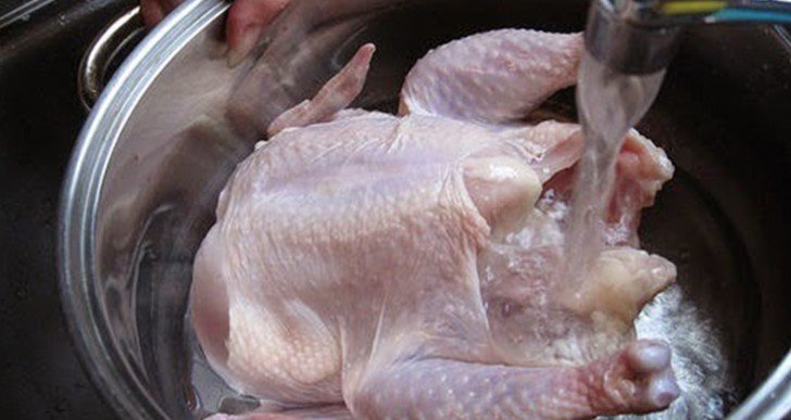 Pourquoi vous ne devriez JAMAIS laver du poulet cru avant de le cuisiner ?