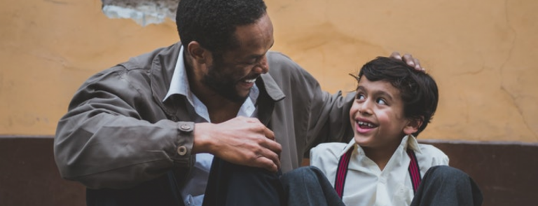 Apprendre la gratitude à vos enfants les rendra plus heureux