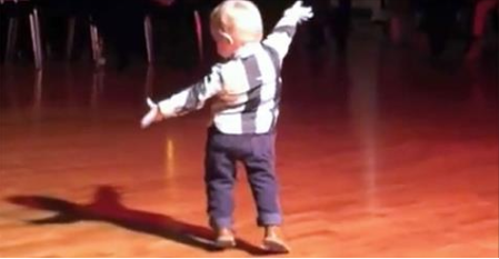 Le Spectacle Adorable d’un Petit Danseur de 2 Ans qui Électrise la Piste sur un Classique d’Elvis !