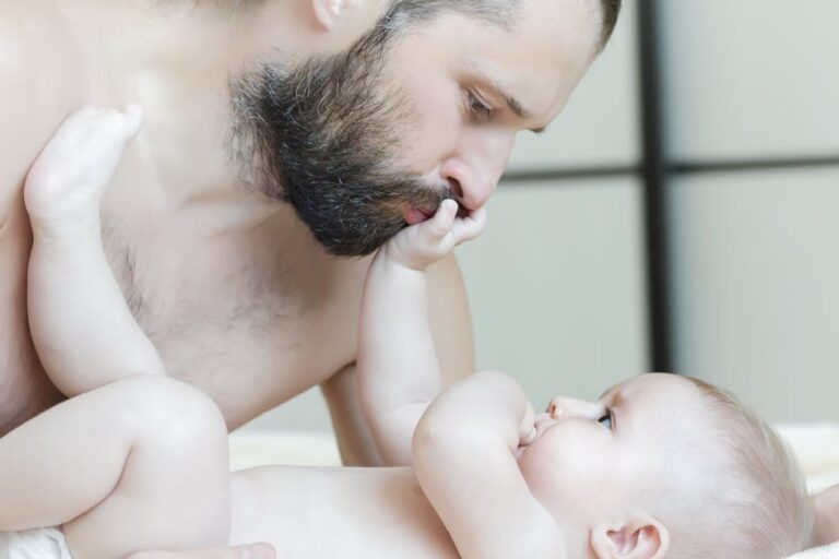 – Le père qui s’occupe de ses enfants n’aide pas la mère, il exerce sa paternité