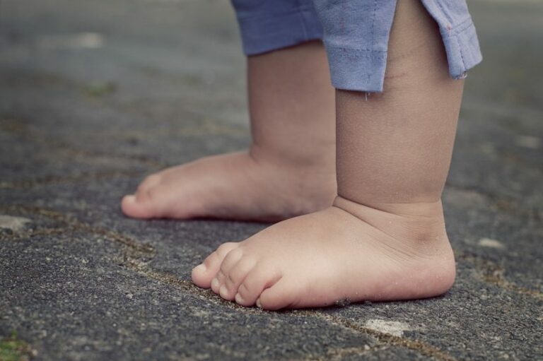 5 raisons pour lesquelles il est important de laisser votre enfant marcher pieds nus