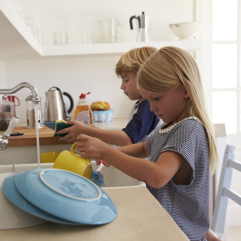 C’est prouvé, donner des corvées à vos enfants contribue à leur réussite