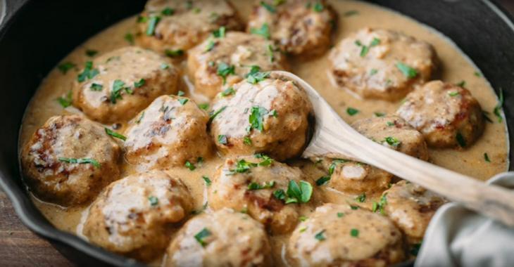 Boulettes de poulet et riz à tomber par terre, le repas familial par excellence